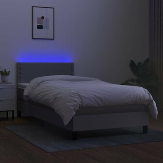 Boxspring met matras en LED stof lichtgrijs 90x200 cm 8720287365693 4