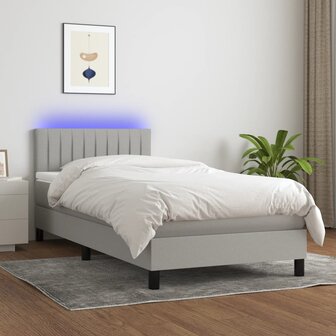 Boxspring met matras en LED stof lichtgrijs 90x190 cm 8720287368014 1