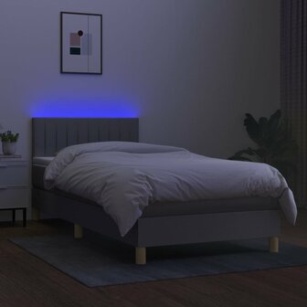 Boxspring met matras en LED stof lichtgrijs 90x200 cm 8720287373698 3