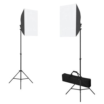 Fotostudioset met softboxlampen, achtergrond en reflector 2