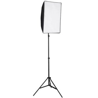 Fotostudioset met softboxlampen, achtergrond en reflector 4