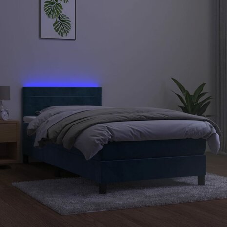 Boxspring met matras en LED fluweel donkerblauw 80x200 cm 8720287379577 4