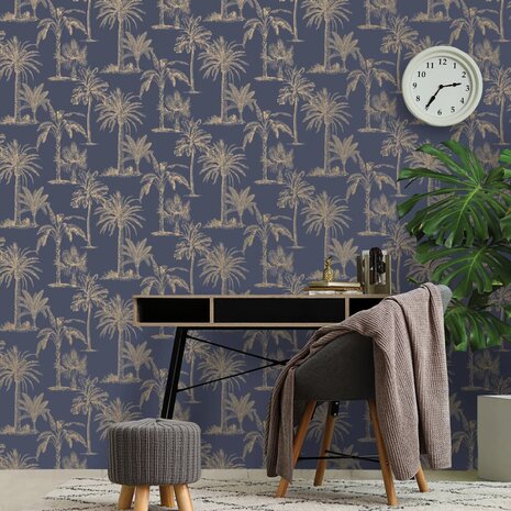 DUTCH WALLCOVERINGS Behang Tropical Trees marineblauw en zilverkleurig 5022976128217 1