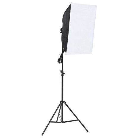 Fotostudioset met softboxlamp, achtergrond en reflector 3