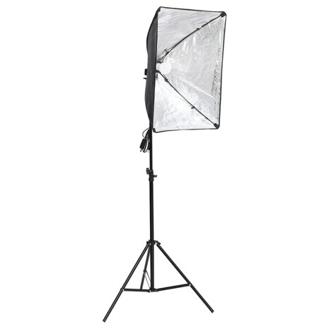 Fotostudioset met softboxlamp, achtergrond en reflector 4